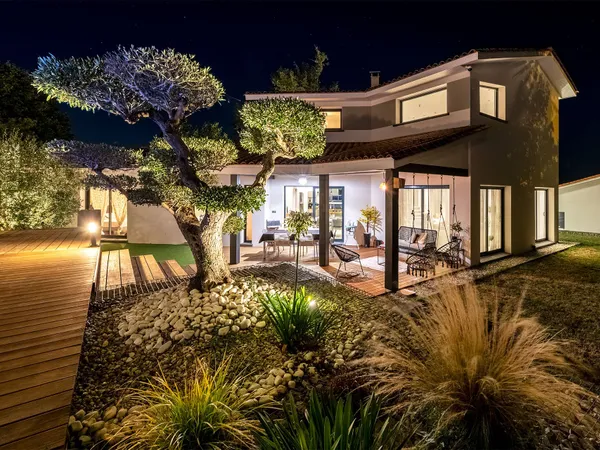 Sud Ouest de la France - Villa contemporaine avec piscine chauffée, dépendance et grand terrain près