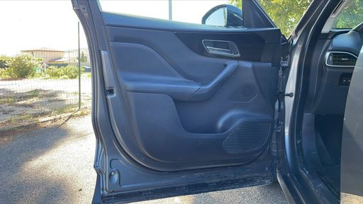 Jaguar F-Pace 2.0 D 180 AWD BVA8 - Portfolio – 2017 – 101417 km – Diesel – Boîte Automatique — photo 28