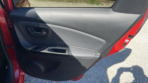 Toyota Yaris 1.3 VVT-i 99 - Collection – 2016 – 101396 km – Essence – Boîte Manuelle — photo 5