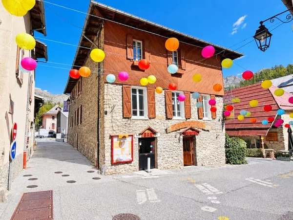 Ancien Hôtel de 400 m2 à Allos