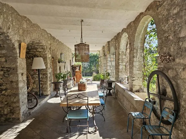 LA COLLE SUR LOUP Propriété rénovée XVIIème siècle