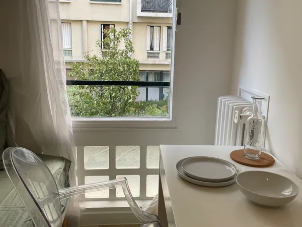 A 2 pas de la Tour Eiffel - Studette de 11m2 - Entièrement rénovée - 1er étage - bail civil (pas d'A