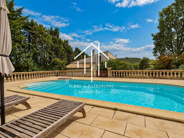 Villa avec piscine et garage.
