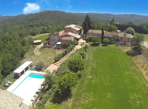 Propriété 30 pièces 879 m²