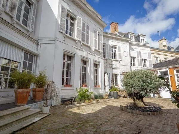Maison 10 pièces 345 m²