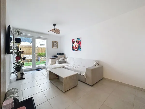 Bel appartement 3 pièces récent avec grand extérieur de 33 m² et 2 places de parking
