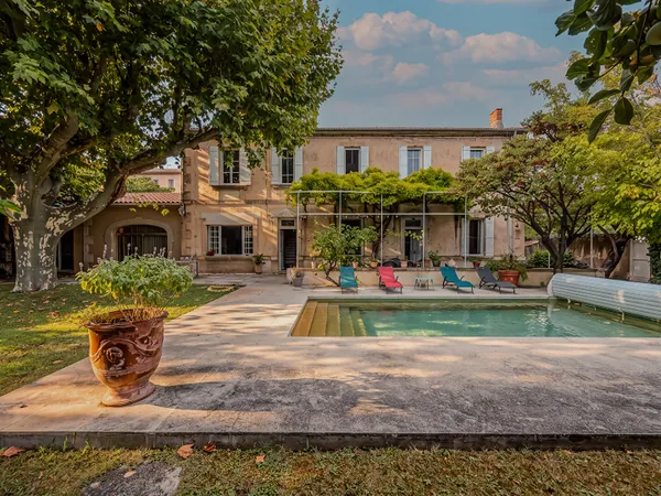 D'une pierre deux coups : un mas provençal aux deux habitations indépendantes