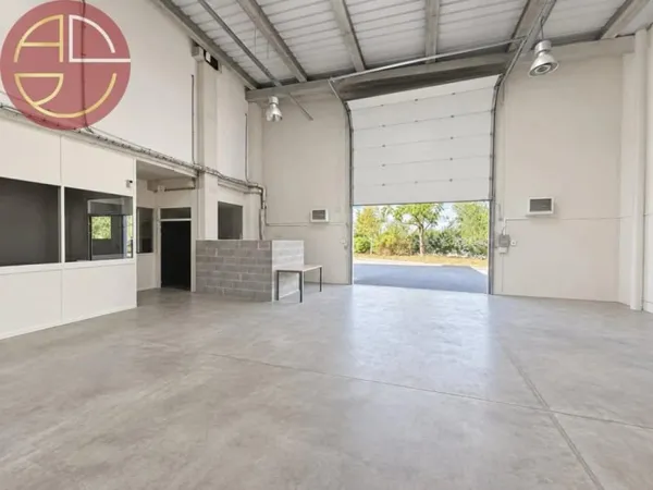 Local 1 pièce 800 m²