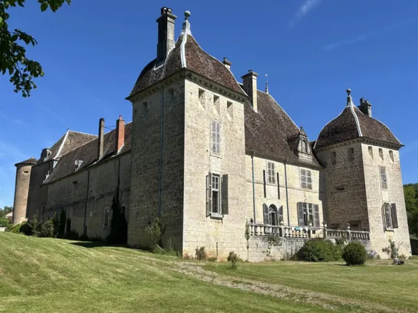 Château historique de 22 pièces à Filain