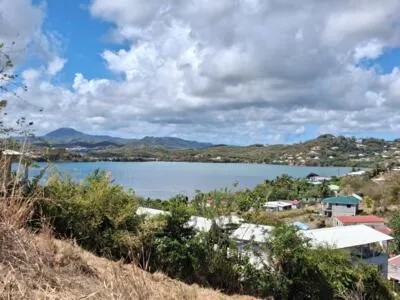 OPPORTUNITÉ RARE - TERRAIN DE 3698 M² AVEC VUE MER SANS NUISSANCES