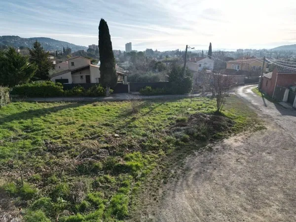 Terrain 674 m²
