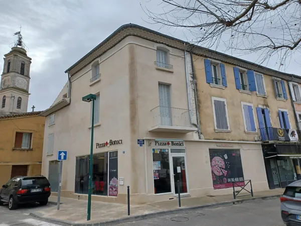 Immeuble rénové avec commerce et appartements