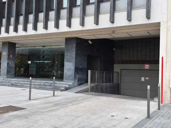 Vend place de parking au 165 avenue charles de gaule