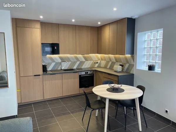 Apparemment 2 pièces meublé avec balcon et place de parking