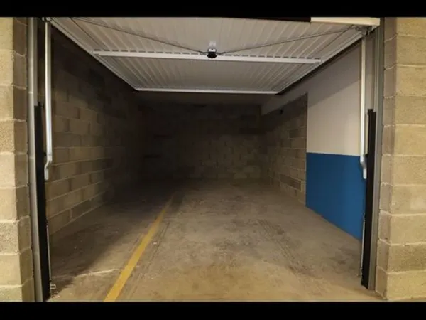 GRAND GARAGE/BOX (18,6m CARRE) ST-ETIENNE