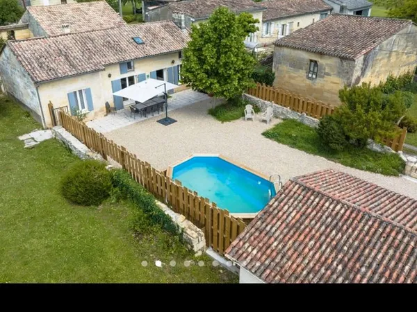 Maison en pierre, Dépendances, Piscine