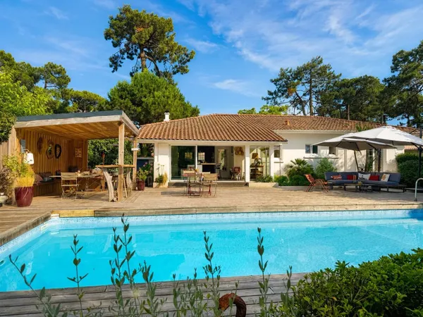 Grande villa de plain-pied avec piscine plein sud entre les Aba