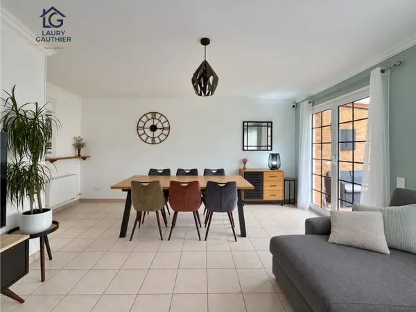 HOUPLINES BOURG — Maison rénovée avec 3 chambres, jardin exposé sud et garage