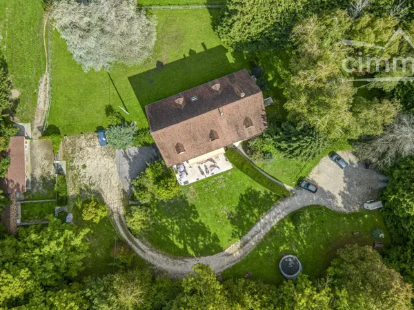 Propriété de charme 420m2 sur 1.6 ha de terrain dans un cadre champêtre sans voisinage