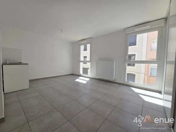 STUDIO RECENT - DEUXIEME AVEC ASCENSEUR - À 2 MIN À PIEDS DE LA GARE DE CHÂTEAUCREUX