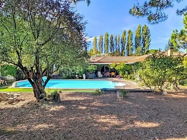 Marmande  Écrin de verdure avec piscine