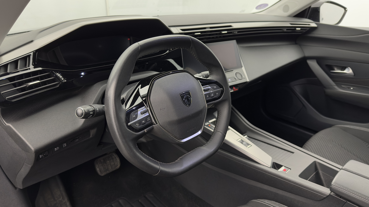 Peugeot 308 SW PHEV 180 e-EAT8 — photo 12