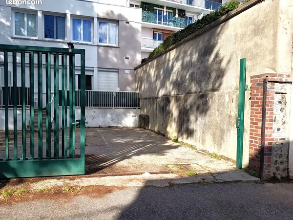 Place de parking dans cour sécurisée