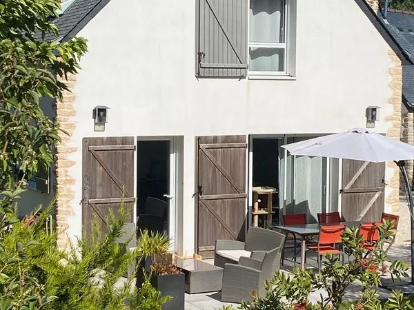 Maison récente dans hameau privé avec piscine