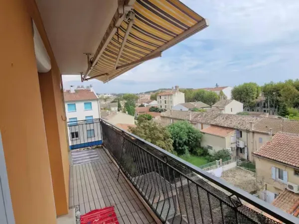 Location d'un appartement de 87m² et 3 chambres. 4ème étage sans ascenseur. Vue unique sur le châtea