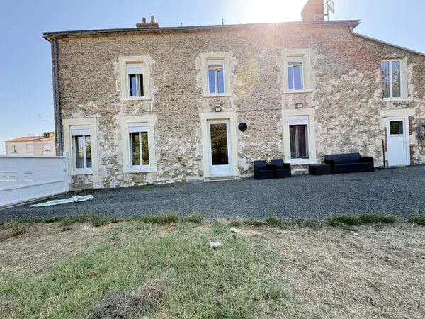 A vendre Belle maison 242 m2 à Cheffois 5 chambres avec Pisc