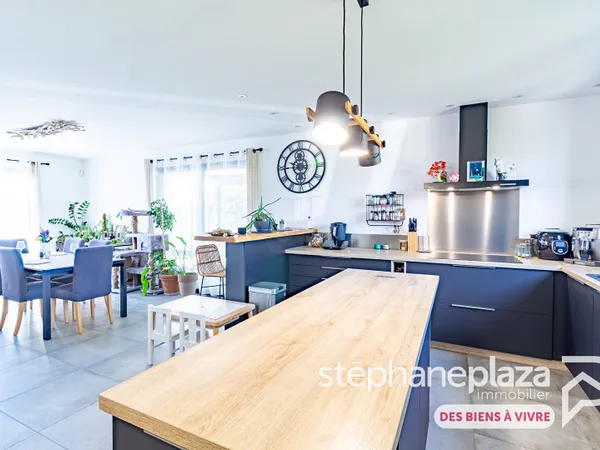 Maison individuelle de 2021 à AMBERIEUX-EN-DOMBES : 110m², 3 chambres + espace bureau/jeux, garage e
