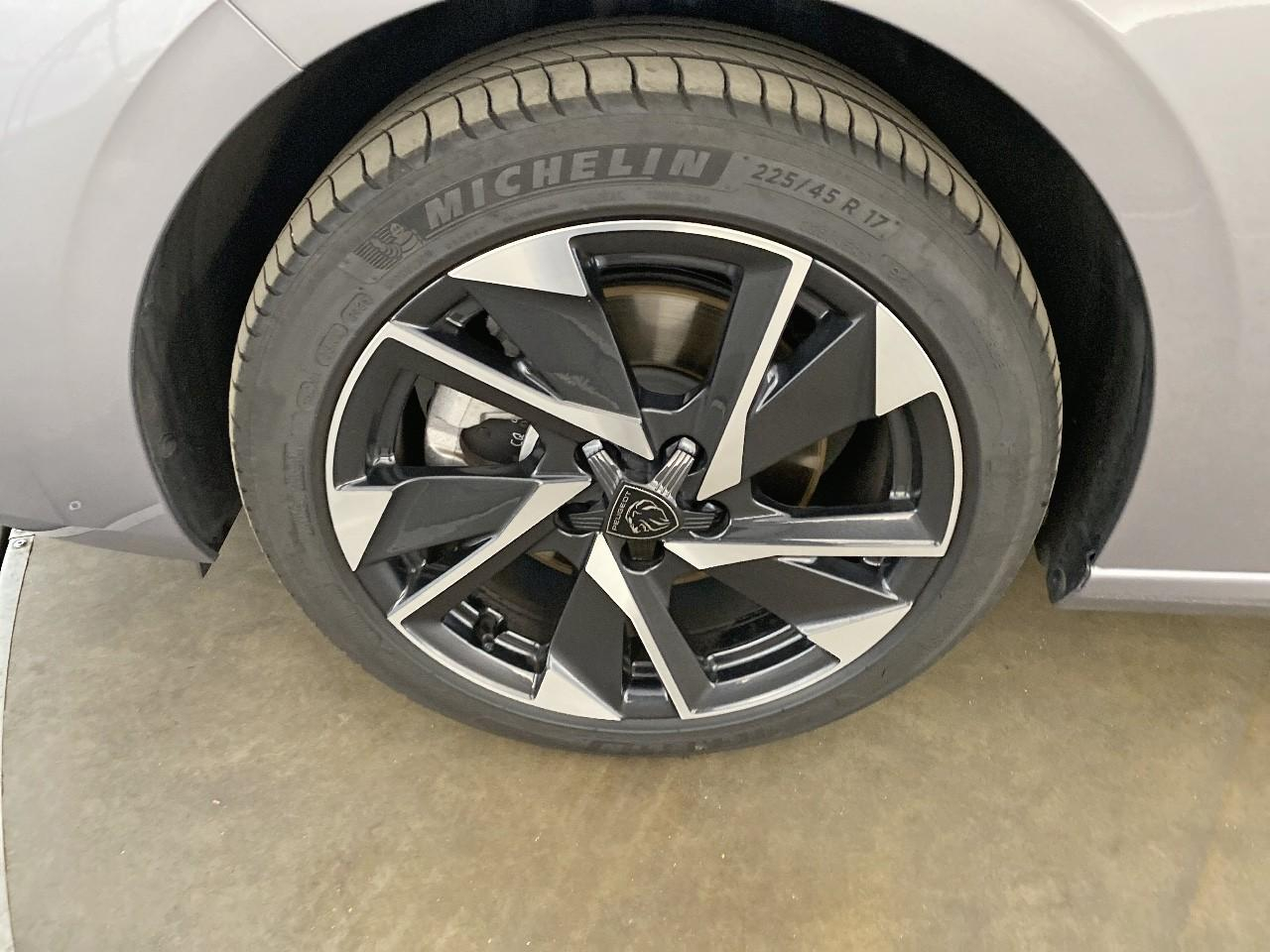Peugeot 308 hybrid 145 e-dcs6 allure — photo 11