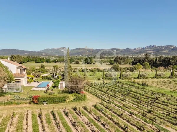 Propriété de charme avec vignes et dépendances au pied des Dentelles