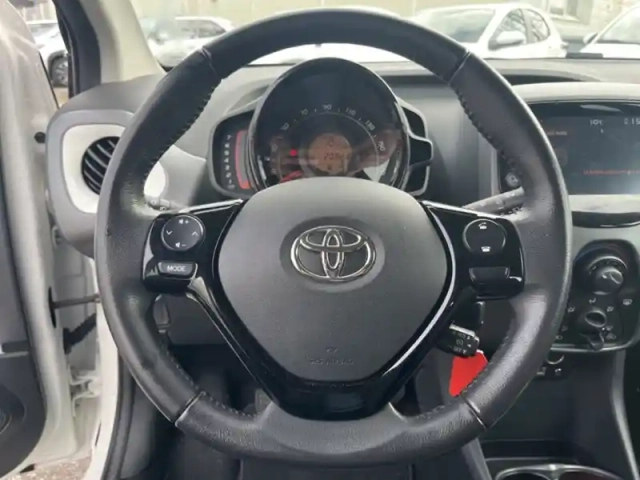 Toyota Aygo 1.0 vvt-i x-play — photo 12