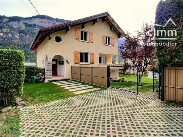 A VENDRE MAGLAND (74300) MAISON FAMILIALE 9 PIECES AVEC APPARTEM