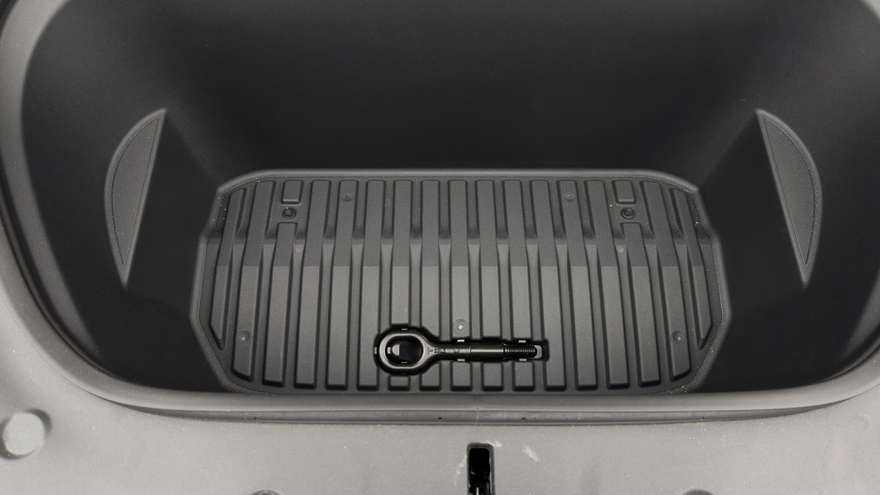 Tesla MODEL Y Standard RWD — photo 32