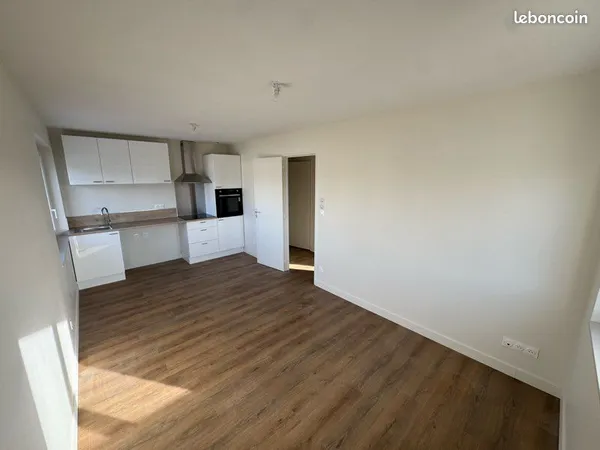 Loue appartement refait à neuf, lumineux, climatisé avec place de parking