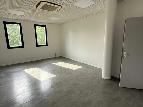 €" Local professionnel 27 m² €" Bailly-Romainvilliers (77700)