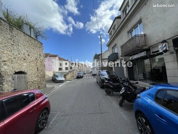 Commerce informatique/multimédia 32 m²