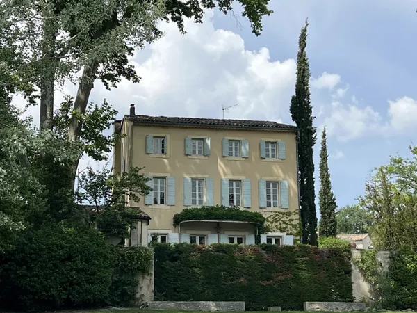 Bastide de caractère avec piscine et dépendances