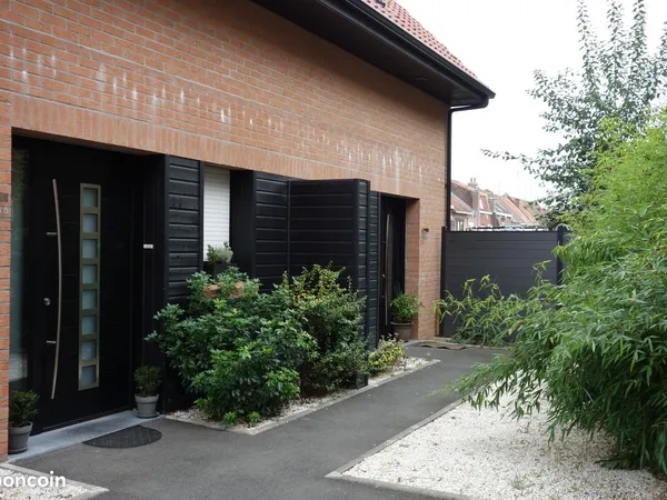 T3 en duplex 55m2 dans maison individuelle avec terrasse et jardinet privatifs, une place de station