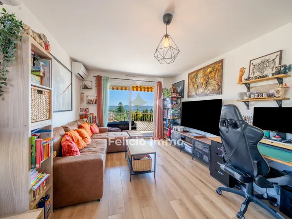 QUARTIER ST CLAUDE - T3 RENOVE AVEC TERRASSE VUE MER