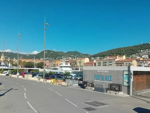 Commerce 100 m²