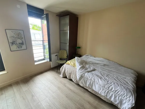 Chambre meublée dans maison