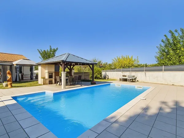 Maison familiale de plain-pied avec piscine, sans vis-à-vis