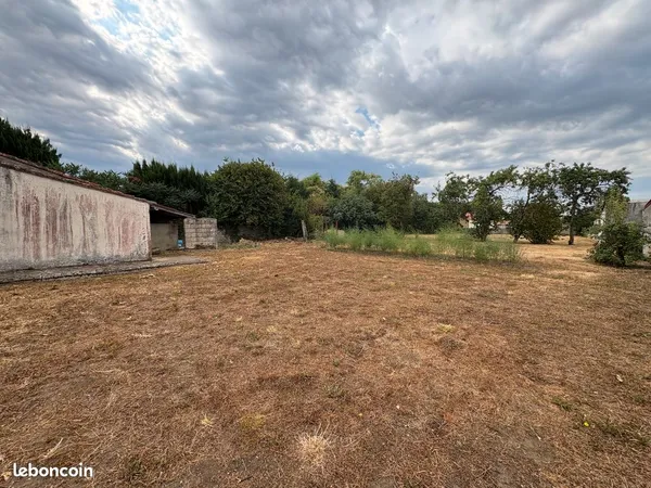 Terrain constructible avec garage 508m2- Hors lotissement - Libre constructeur