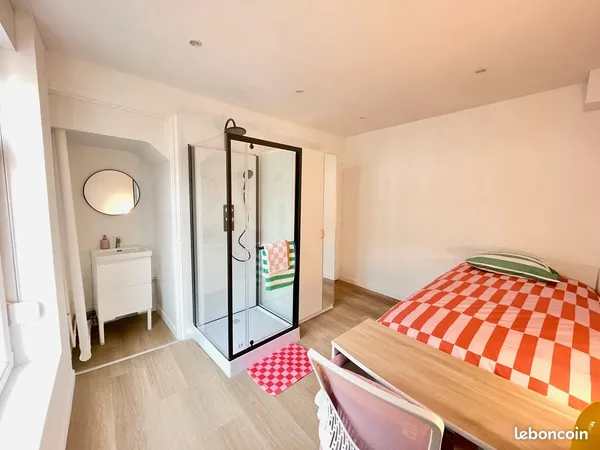 Chambre avec douche dans coloc étudiante