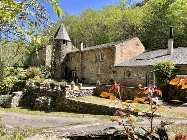 Domaine de nature préservée et isolé dans la Montagne Noire, avec cascades et forêts