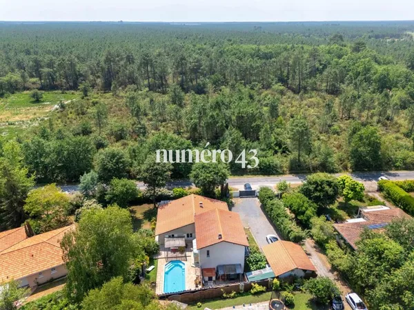 Vends maison récente - 190.64m² - 6 pièces, 5 chambres - Saint-Jean-d'Illac 33127