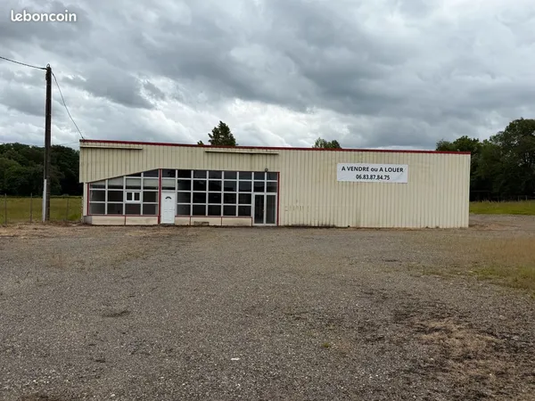 Bâtiment artisanal ou commercial avec terrain